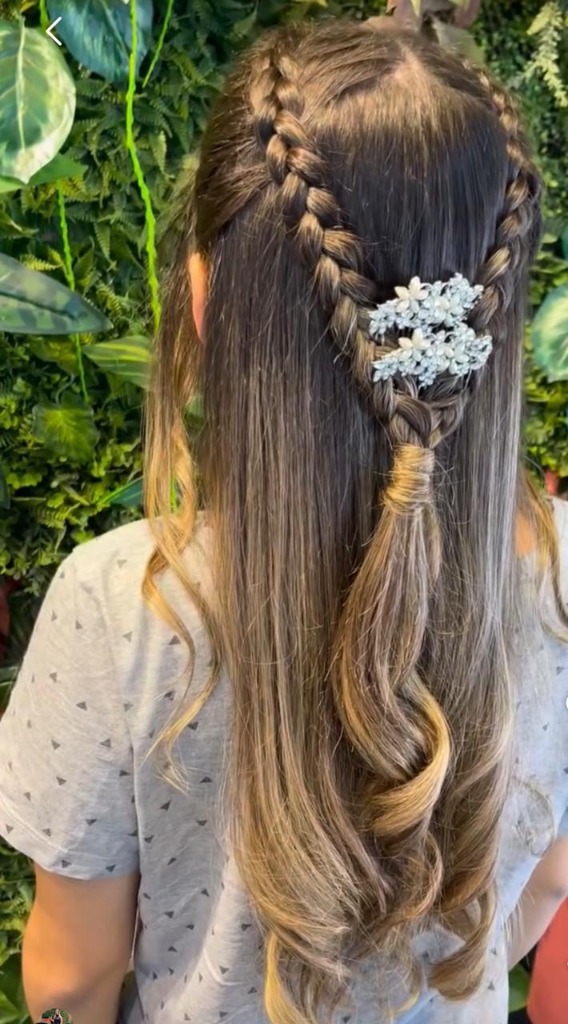 Resultado - Penteado com trança e acessório floral SOHO Morumbi